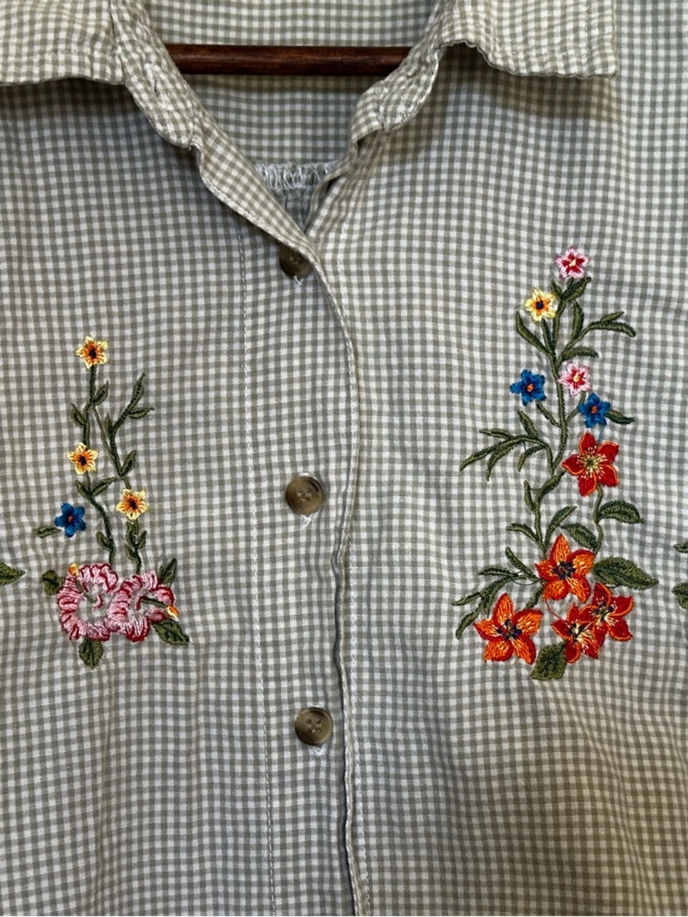Sleeveless Embroidered Gingham Button-Down Top in white and green - Picture 4 of 6